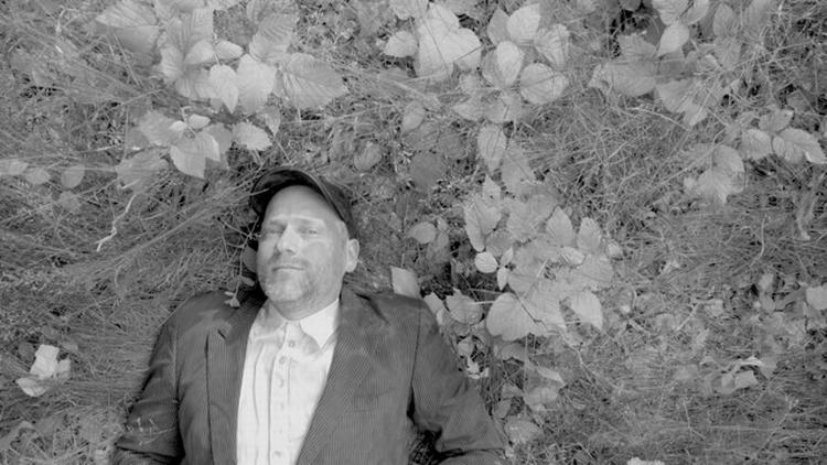 Kunst. Kunstneren portrætteres med skæve vinkler af sin barndomsnabo. Foto: Camera Film 