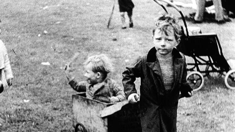 Øjenvidner. Ken Loachs dokumentar er en traditionelgennemgang af et stykke nyere historie, der er britisk, men lige såvel kunne være dansk. 