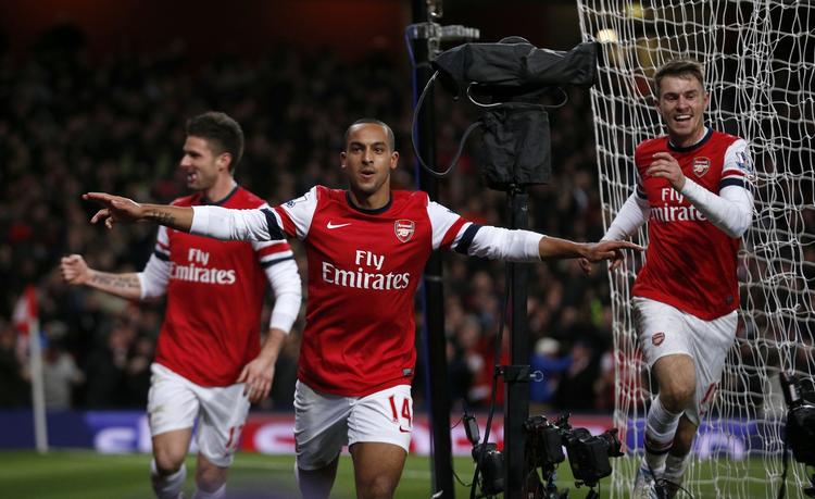 skadesfri. Arsenals Theo Walcott (midt) fejrer en scoring i kampen mod Liverpool i januar i år. 