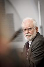 Ytringer. Lars Hedegaard har på tættest hold oplevet konsekvenserne af kontroversielle udtalelser. En person bankede tidligere på året på hans hoveddør og affyrede et skud mod ham, da han åbnede døren. I dag lever han på en skjult adresse. 