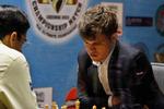 offensivt. Norges Magnus Carlsen (th) er ny verdensmester efter 10. parti i VM-opgøret mod Viswanathan Anand (tv). 