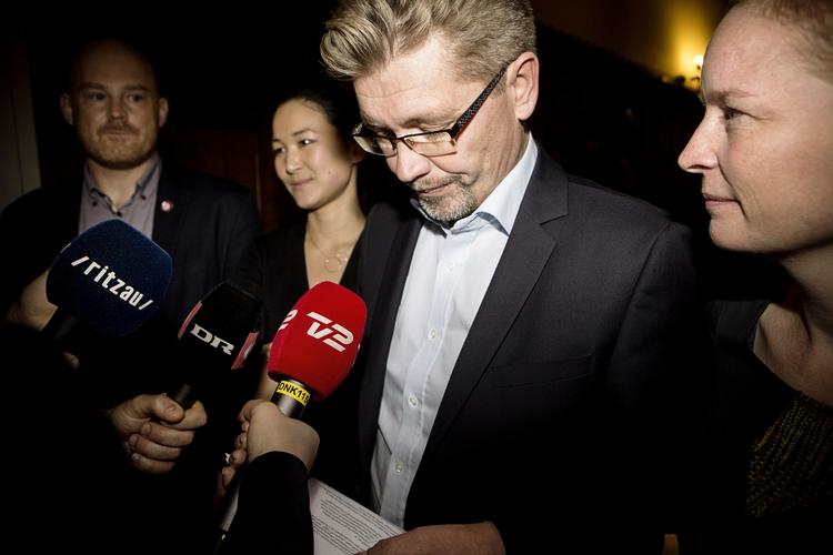 Overborgmester Frank Jensen (S) gør klogt i at fortsætte med at samarbejde til begge sider på Københavns Rådhus. 