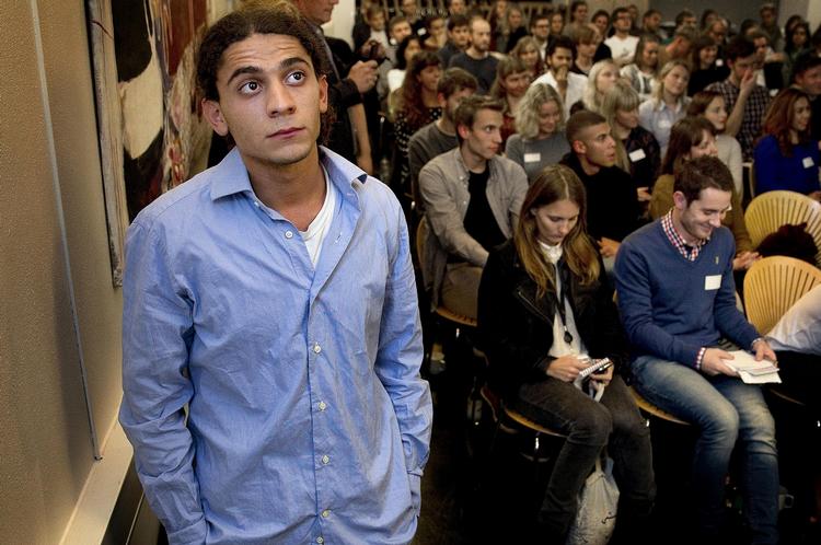 konsekvens. Balladen om den unge digter Yahya Hassans optræden i Vollsmose viser os, at ordet ikke er fuldstændigt frit, hvilket vi har en tendens til at lade som om, skriver Brian Esbensen. 