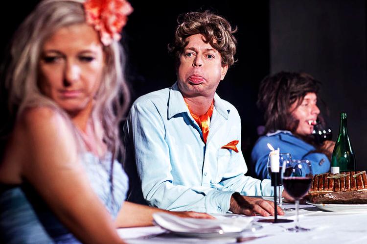 rendyrket. Ironien dominerer, når Paprika Steen, Peter Frödin og Anders Berthelsens fejrer 'Elins fest' på Bellevue Teatret. 