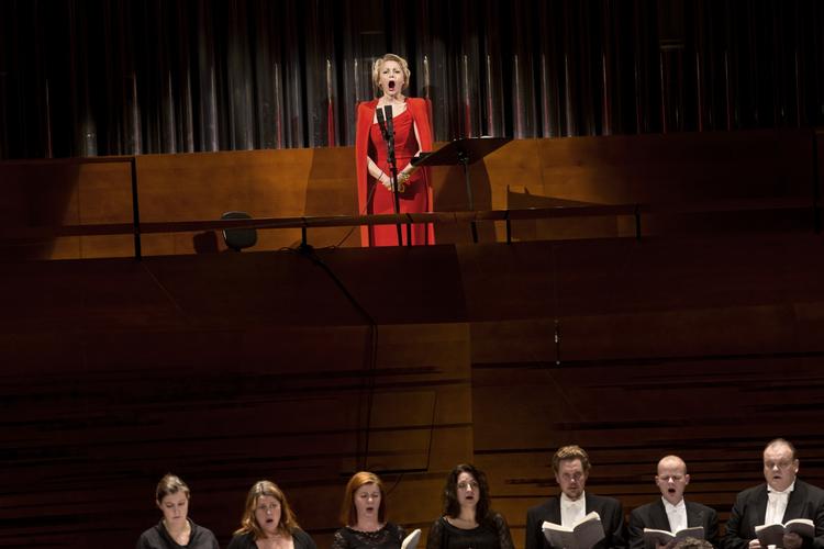 Vokalt. Sopranen Tatjana Pavlovskaja og et udsnit af DRKoncertKoret i Koncerthuset torsdag. 