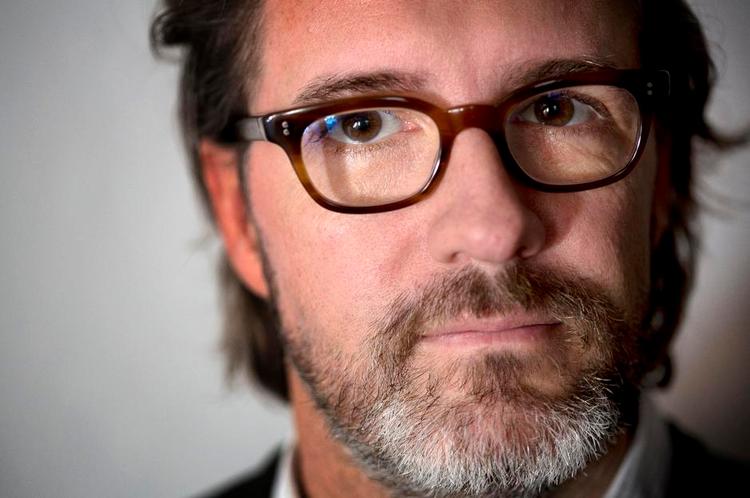 upædagogisk. Olafur Eliasson fortæller, hvordan hans nok mest berømte værk, den store sol i Tate Modern, uden museumspædagogisk vejledning kunne ændre folks adfærd på museet. 