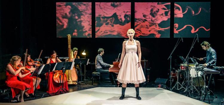 operaviser. Fortid og nutid er på alle måder i spil, når Xenia Lach-Nielsen som Ingeborg Munch og de seks eminente musikere forvandler skillingsviser til moderne opera. 