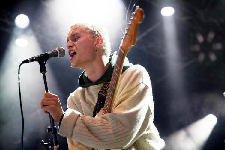 vild. »Mærk jeres kroppe!«, lyder ordren fra Asger Hartvig i front for Synd og skam. Og det er nemt i selskab med det sprælske kollektiv. Foto: Thomas Borberg 