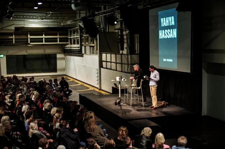 oplæsning. Yahya Hassan læser op af sit digt 'Provokation' foran 400 begejstrede mennesker i Pressen i Politikens Hus. 
