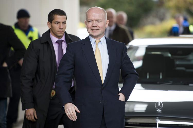 Atomprogram. »Det er fortsat meget vanskelige forhandlinger. Vi er ikke her, fordi tingene nødvendigvis er afsluttet«, siger Storbritanniens udenrigsminister, Willliam Hague, under en pause i forhandlinger om Irans atomprogram i den schweiziske by Genève. 