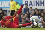 Fokus. Luis Suarez og Kevin Mirallas scorede for hver deres klub og havde et enkelt alvorligt sammenstød. 