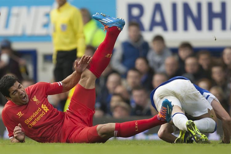 Fokus. Luis Suarez og Kevin Mirallas scorede for hver deres klub og havde et enkelt alvorligt sammenstød. 