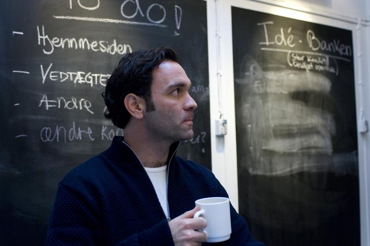 ironi. Mørke tider lurer, forudser dramatikeren Jakob Weis. Ironien har boret sin kolde kile ned mellem menneskerne og fremmedgør fremtidens generationer, så de ikke længere kan føle noget. 