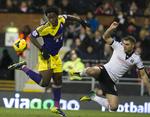 Nærkamp. Fulhams uheldige Aaron Hughes i duel med Swanseas rekordindkøb Wilfried Bony. 