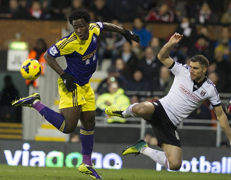 Nærkamp. Fulhams uheldige Aaron Hughes i duel med Swanseas rekordindkøb Wilfried Bony. 