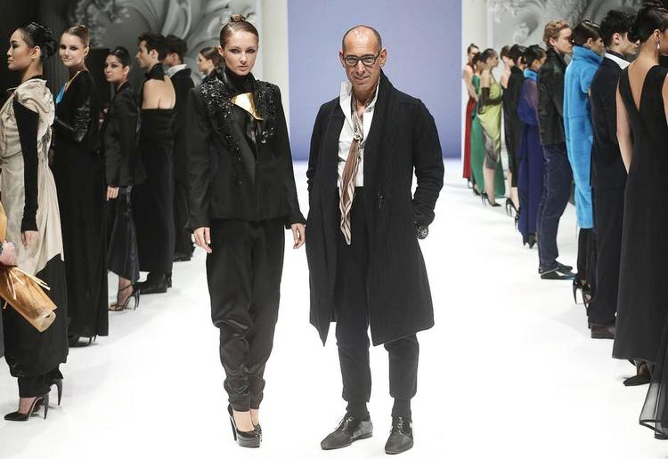 Outsider. Modebrancen anser Gustavo Lins som fremtiden inden for haute couture. Selv mener han, at haute couture er noget, der hører fortiden til. 