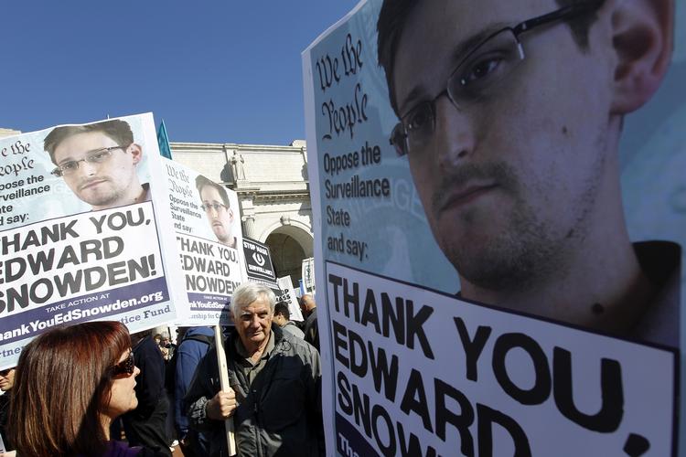 spionage. Historierne om whistebloweren Edward Snowden har fyldt meget de seneste mange måneder. Men en debat om de grundlæggende spørgsmål om overvågningens grænser i frie samfund lader vente på sig, skriver Jesper Ryberg. 