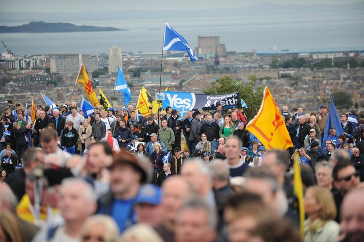 DEMONSTRATION. Skotter demonstrerer for et ja til løsrivelse ved et politisk møde i Edinburgh. 