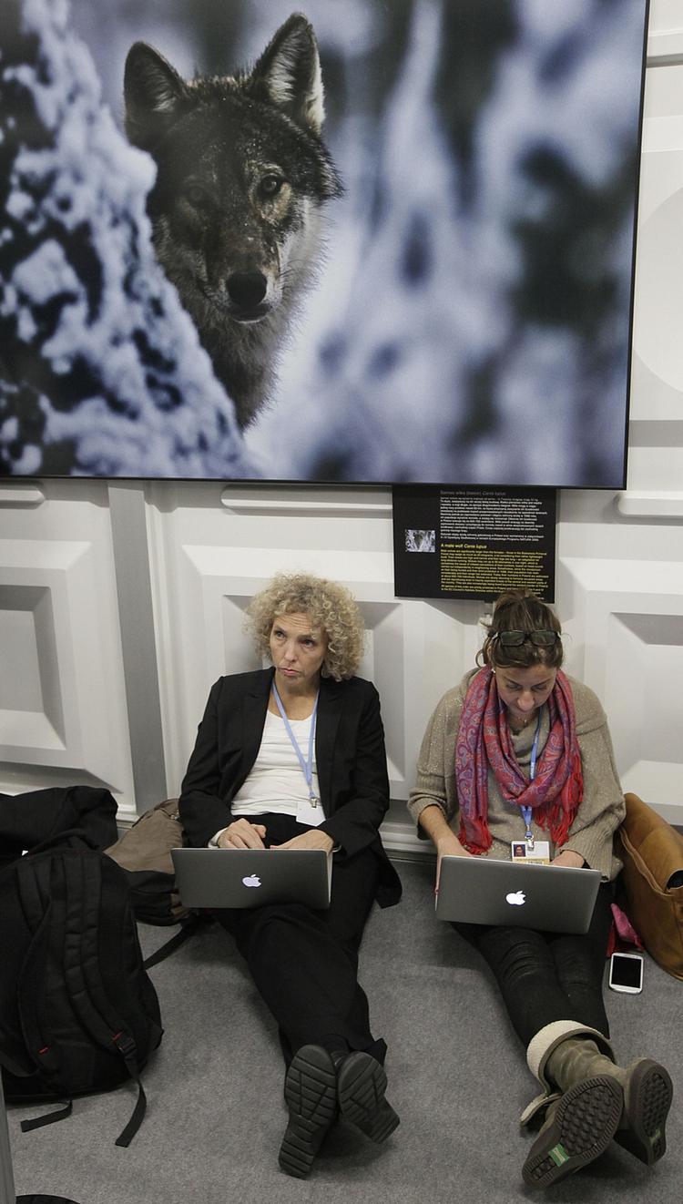 COP19. Delegerede venter ved klimakonferencen COP19 i Polen, hvor resultatet efter lange forhandlinger blev skuffende. 