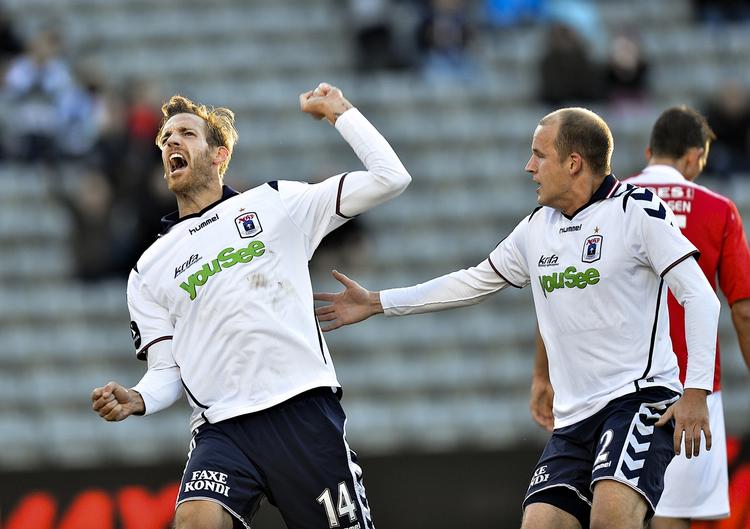 1-0. Med hovedet i første halvleg og venstrebenet til allersidst scorede Søren Larsen to gange. 