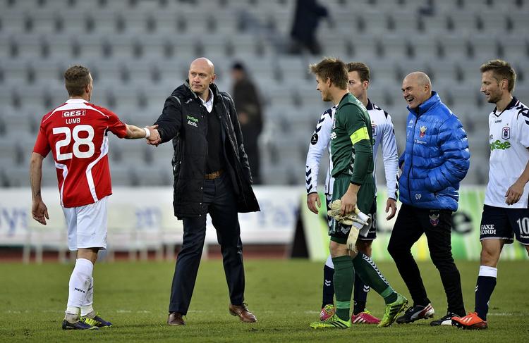 2-2. Der blev begået et straffespark mod den tidligere AGF'er Michael Lumb (tv.), da det blev 2-2 i Aarhus. 