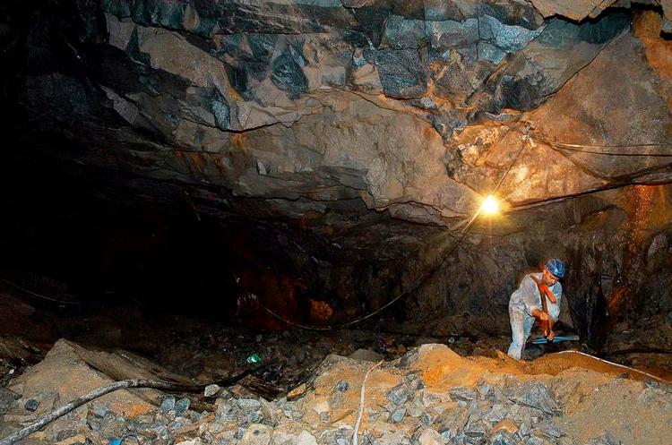 Guldsten. I minerne skal arbejdsforholdene i tunnelerne 300 meter under jorden være i orden hvis guldet skal sælges i Fairtrade-handel. 