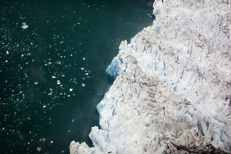 Sæsonstatus. Indlandsisen smelter med foruroligende fart, og alene i år har Grønland mistet is svarende til 430 milliarder ton vand. 