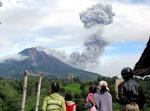 Udbrud. En vulkan i det vestlige Indonesien har i løbet af weekenden sprøjtet rødglødende sten og enorme askeskyer langt op i luften. På grund af udbruddet har myndighederne beordret evakuering af 15.000 mennesker, som bor i en radius af fem kilometer fra vulkanen, der hedder Sinabung og ligger på den store ø Sumatra. 