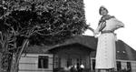 Hjemstavn. Efter 17 år i Afrika slog Karen Blixen sig ned på Rungstedlund, hvor hun skabte sine mange fantastiske fortællinger. Rummene er fyldt med Karen Blixens møbler og genstande fra tiden i Østafrika. 