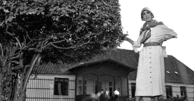 Hjemstavn. Efter 17 år i Afrika slog Karen Blixen sig ned på Rungstedlund, hvor hun skabte sine mange fantastiske fortællinger. Rummene er fyldt med Karen Blixens møbler og genstande fra tiden i Østafrika. 