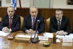 atomaftale. Den internationale aftale med Iran opfattes bredt i verdenssamfundet som en vej mod global nedrustning. Spørgsmålet er, om Israels regering har råd til at modarbejde den dagsorden, skriver Leila Stockmarr. Den israelske ministerpræsident Netanyahu (midt) sagde i går, at den internationale aftale har gjort »verden til et farligere sted«. 