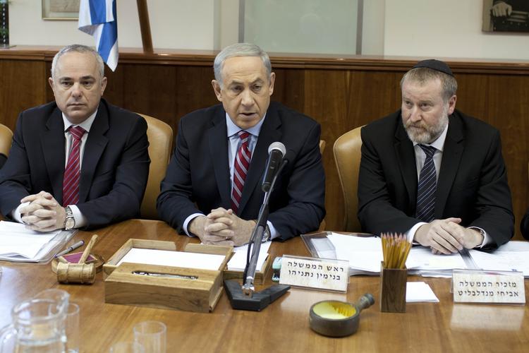 atomaftale. Den internationale aftale med Iran opfattes bredt i verdenssamfundet som en vej mod global nedrustning. Spørgsmålet er, om Israels regering har råd til at modarbejde den dagsorden, skriver Leila Stockmarr. Den israelske ministerpræsident Netanyahu (midt) sagde i går, at den internationale aftale har gjort »verden til et farligere sted«. 