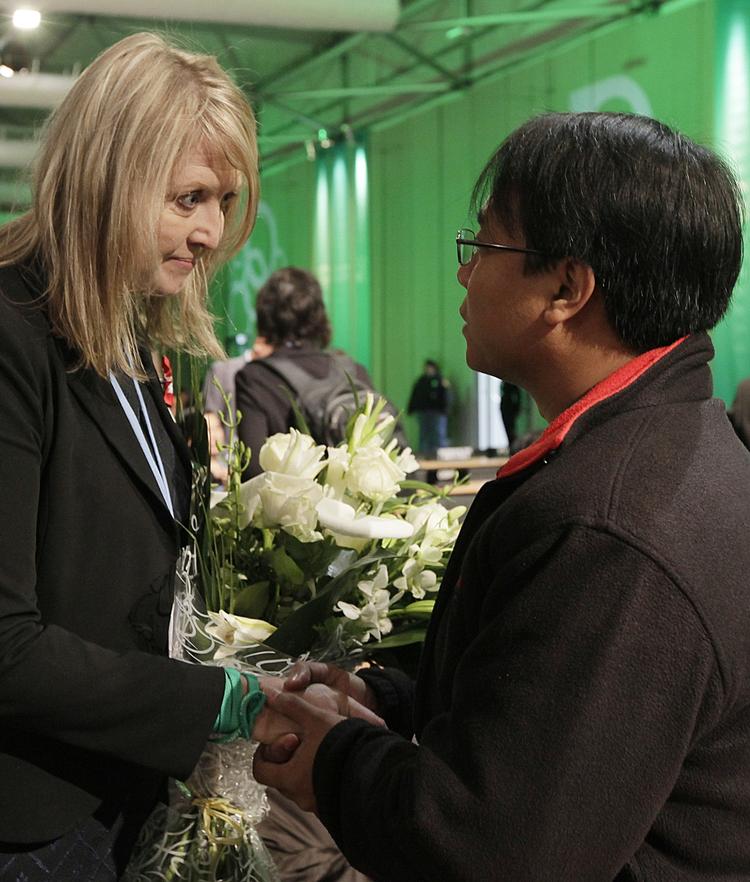 COP19. Kun enkelte forhandlere og klimaskeptikere mente, der var noget at glæde sig over. Her ses den polske klimaminster Beata Jaczewska (tv.) og Naderev Sano fra Filippinerne (th.). 