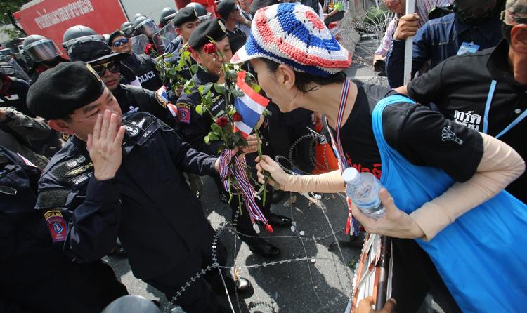 Protest. Omkring 40 regeringsfjendtlige demonstranter er i dag brudt ind i Thailands finansministerium, mens tusindvis af demonstranter gik i protestmarch i det centrale Bangkok mod premierminister Yingluck Shinawatras regering. 