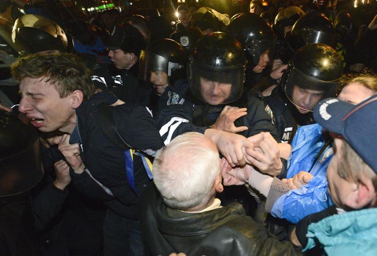 Kiev. Adskillige tusind demonstranter var på gaden i går for at protestere imod regeringens beslutning om ikke at underskrive en handelsaftale med EU. 