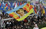 ukraine. Efter opfordring fra den fængslede Julia Timosjenko gik op mod 50.000 ukrainere søndag på gaden for at få luft for deres raseri over, at præsident Janukovitj blokerer for et tættere samarbejde med EU, skriver Thomas Lauritzen. 