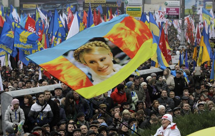 ukraine. Efter opfordring fra den fængslede Julia Timosjenko gik op mod 50.000 ukrainere søndag på gaden for at få luft for deres raseri over, at præsident Janukovitj blokerer for et tættere samarbejde med EU, skriver Thomas Lauritzen. 