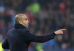 Vred. » Jeg smider ham ud, og han kommer ikke til at spille under mig igen«. Før Guardiola giver muldvarpen tørt på, skal han lige finde ham. 