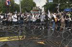 Uro. Selv om massedemonstrationerne i Thailand indtil videre har været relativt fredelige, er der risiko for, at situationen kan eskalere. Det fortæller den danske ambassadør i Thailand, Mikael Hemniti Winther, efter at flere end 1.000 regeringsfjendtlige demonstranter i dag har besat Thailands finansministerium. 