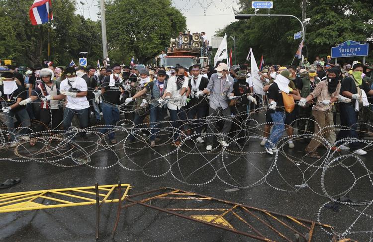 Uro. Selv om massedemonstrationerne i Thailand indtil videre har været relativt fredelige, er der risiko for, at situationen kan eskalere. Det fortæller den danske ambassadør i Thailand, Mikael Hemniti Winther, efter at flere end 1.000 regeringsfjendtlige demonstranter i dag har besat Thailands finansministerium. 