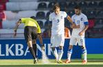 skum-test. Dommeren spaymaler græsset foran de græske spillere i frisparksmuren ved VM for U20-landshold i Tyrkiet i juni i år. 