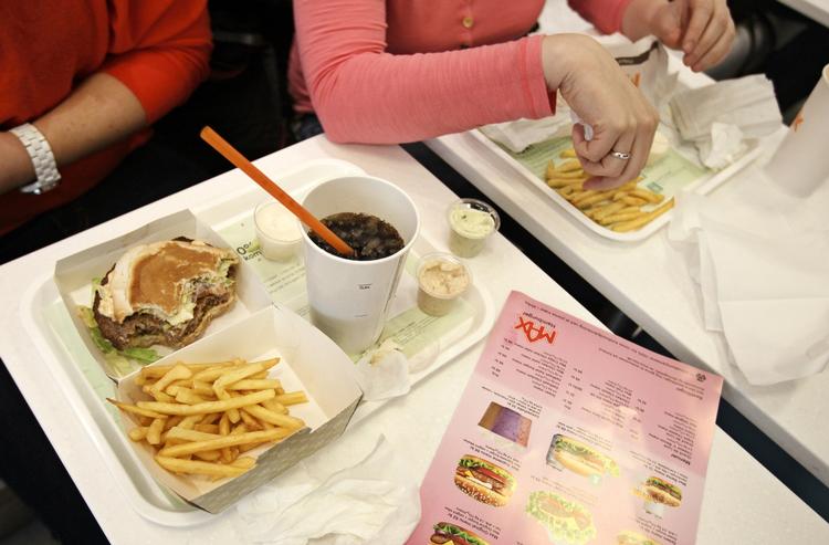 påvirkning. Også burgerkunder er påvirkelige, og når ekspedienten i burgerbaren  peger på sundere alternativer, vælger man det sunde. 