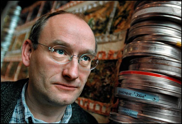 Skiftedag. Der er snart frist for dem, der vil søge om rektorstillingen på Den Danske Filmskole. Én af ansøgerne er den siddende rektor Poul Nesgaard, men flere efterspørger nye kræfter. 