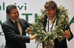ungdom. Magnus Carlsen (th) fik mandag overrakt hædersbevisniger og præmiepenge af skakforbundet FIDE's præsident  Kirsan Ilyumzhinov efter sejren i VM-matchen. 