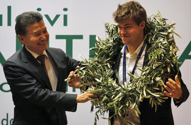 ungdom. Magnus Carlsen (th) fik mandag overrakt hædersbevisniger og præmiepenge af skakforbundet FIDE's præsident  Kirsan Ilyumzhinov efter sejren i VM-matchen. 