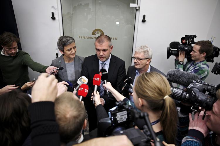 TIDSPRES. Hvis finansloven for 2014 skal på plads inden nytår, er det ved at være sidste chance for Bjarne Corydon (midten) og co. 