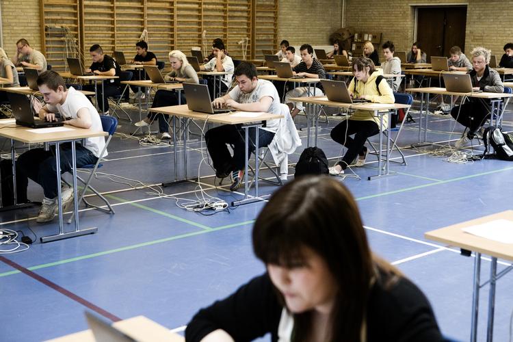 Eksamen. Undervisningsministeriet brystede sig for to uger siden af, at karaktererne ved 9. klasses skriftlige afgangsprøve var steget. 