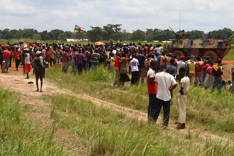 CAR. Flygtninge blokerer landningsbanen i lufthavnen i Bangui i Den Centralafrikanske Republik i august. FN frygter for udviklingen i landet. 