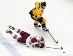 glidetur. Mikkel Bødker (nederst) kaster sig efter pucken i kampen mod  Nashville Predators. 