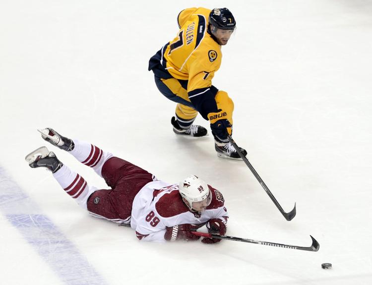 glidetur. Mikkel Bødker (nederst) kaster sig efter pucken i kampen mod  Nashville Predators. 